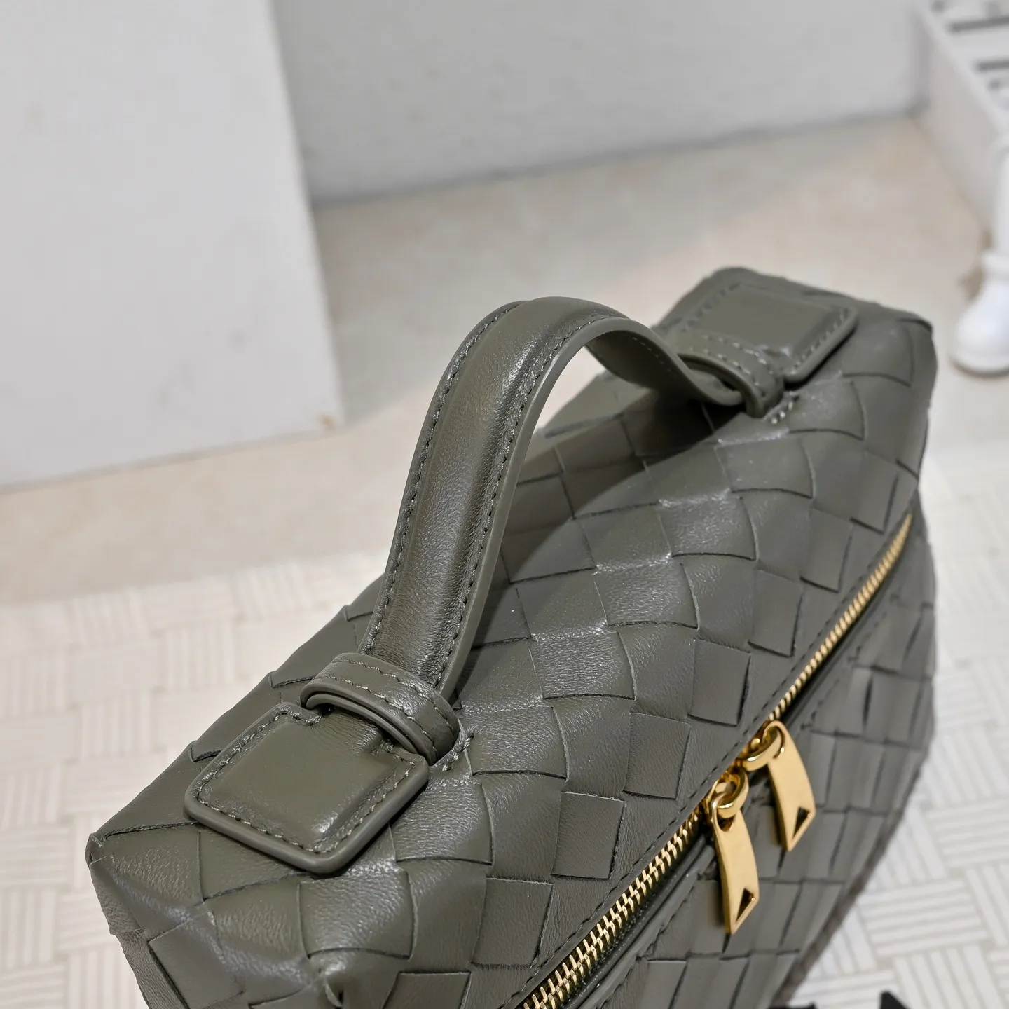 Batch 1360 Bottega Veneta 24 spring and summer woven zipper crossbody bag. A crossbody bag that can be used as a cosmetic bag. The exquisite weaving and compact body are an indispensable accessory for the upcoming summer. The double zipper also better protects the bag. It has a large capacity. If you like it, don’t miss it. Style number: 9109 Size: 22*12.5*5cm